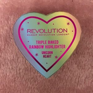 Makeup Revolution tripple baked rainbow highlighter shade “unicorn heart”